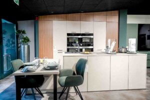 kuechenkauf moderne-kueche-mit-kochinsel-creme-holz