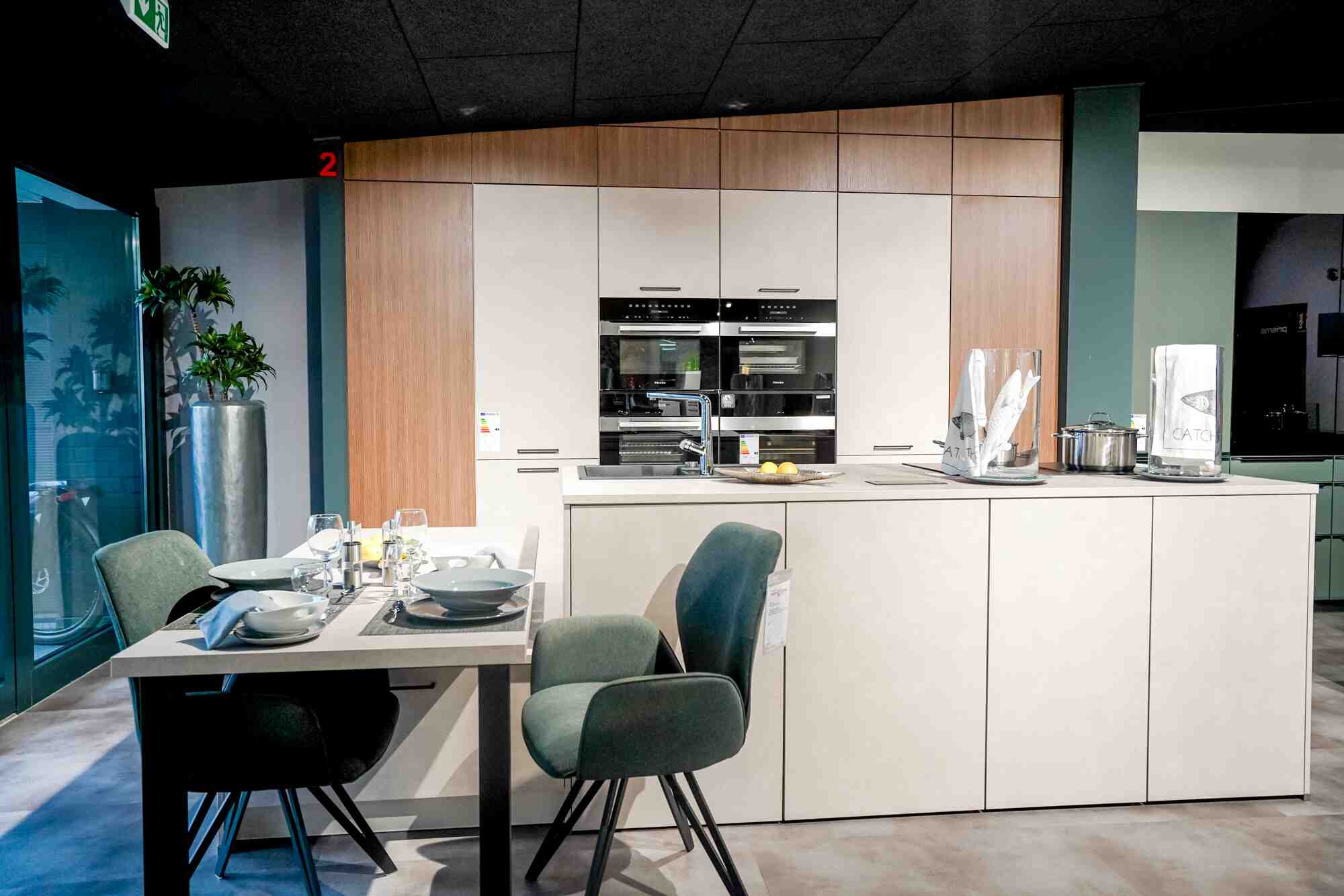 kuechenkauf moderne-kueche-mit-kochinsel-creme-holz