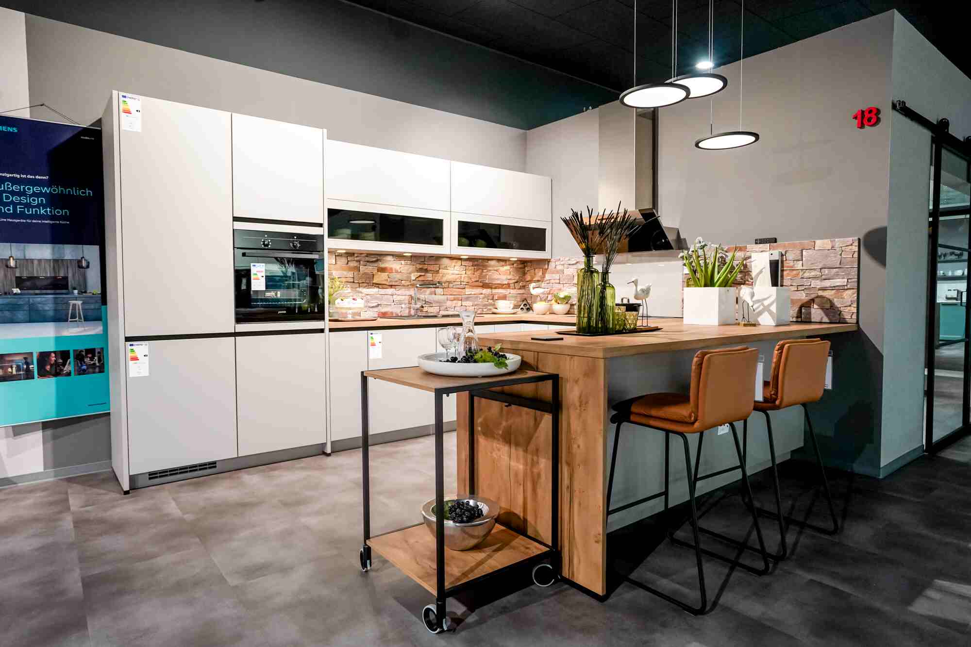 moderne-kueche-theke-weiss-steinoptik